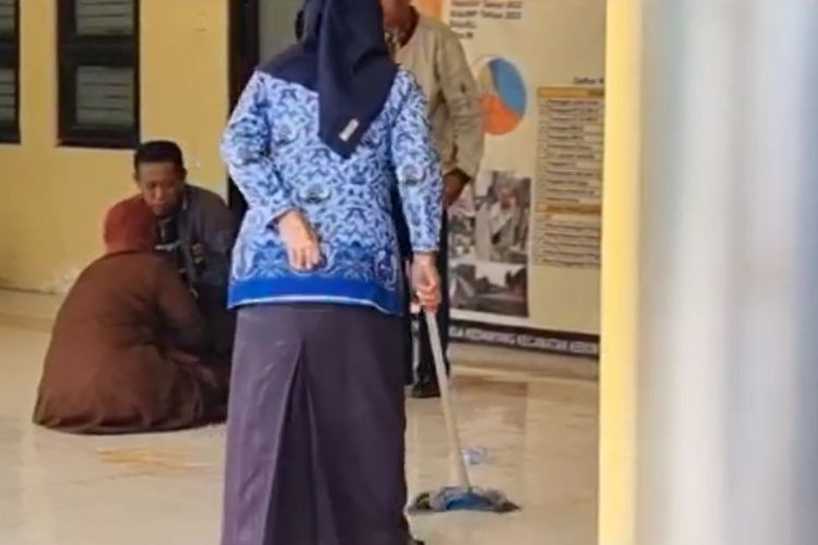 Dipergoki Suami Selingkuh dengan Duda, IRT 45 Tahun Ingin Bunuh Diri di Balai Desa